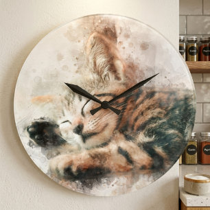 Schönes und niedliches Kätzchen, das eine Wasserfa Große Wanduhr