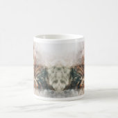 Schönes und niedliches Kätzchen, das eine Wasserfa Kaffeetasse (Mittel)