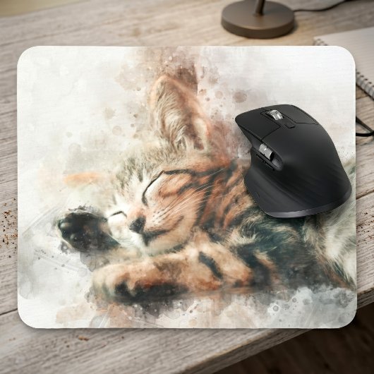 Schönes und niedliches Kätzchen, das eine Wasserfa Mousepad