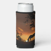 Schönes Weidepferd im Sonnenaufgang kann kühlen Selters Dosenkühler (Seltzer Vorderseite)