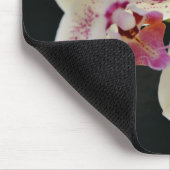 Schönes Weiß & Rosa Orchid mit schwarzem Hintergru Mousepad (Ecke)