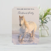 Schönes Weiße Pferd läuft in Schnee Weihnachten Einladung (Stehend Vorderseite)