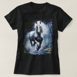Schönes weißes Pferd, das durch den Wald läuft T-Shirt