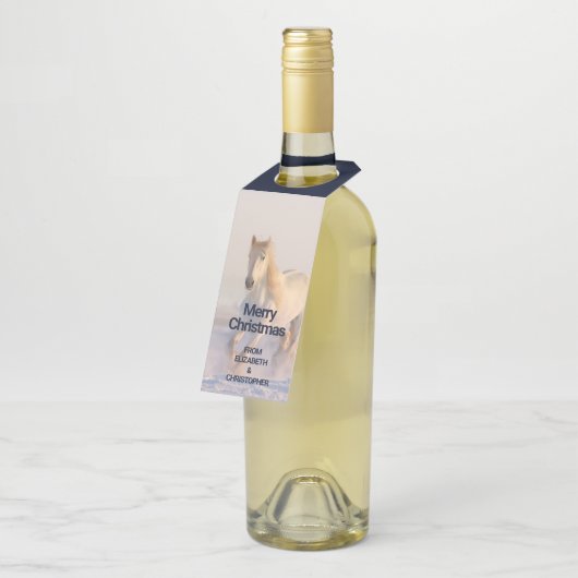 Schönes Weißes Pferd Galloping im Schnee Flaschenanhänger (Angewinkelt)