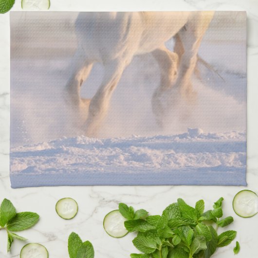 Schönes Weißes Pferd Galloping im Schnee Geschirrtuch (Gefaltet)