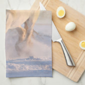 Schönes Weißes Pferd Galloping im Schnee Geschirrtuch (Viertel Falte)