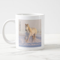 Schönes Weißes Pferd Galloping im Schnee