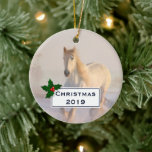 Schönes Weißes Pferd Galloping im Schnee Keramik Ornament<br><div class="desc">Ein Ornament mit einem Foto eines wunderschönen weißen Pferdes. Laufen durch ein schneebedecktes Feld. Majestätisch und schön.</div>
