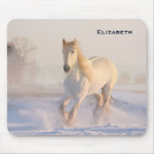 Schönes Weißes Pferd Galloping im Schnee Mousepad (Vorne)