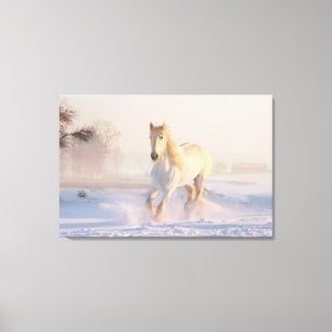 Schönes weißes Pferd galoppiert im Schnee Leinwanddruck