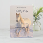 Schönes Weißes Pferd im Schnee zum Geburtstag Einladung (Stehend Vorderseite)