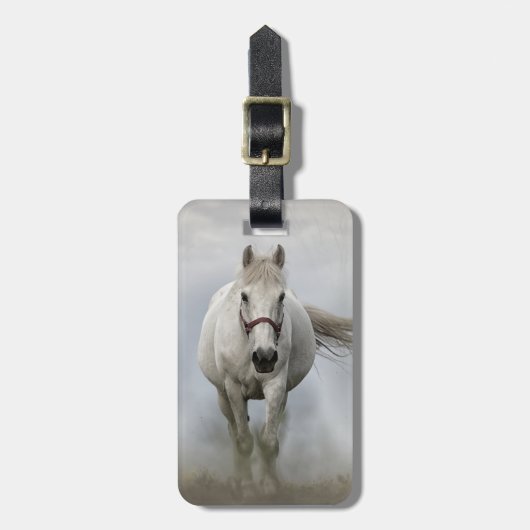 Schönes weißes Pferd mit Nebel Gepäckanhänger (Vorderseite vertikal)