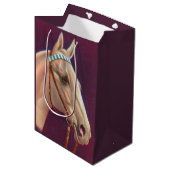 schönes weißes Pferd Mittlere Geschenktüte (Vorderseite Schrägansicht)