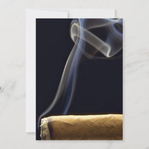 Schönes Zigar mit Rauch