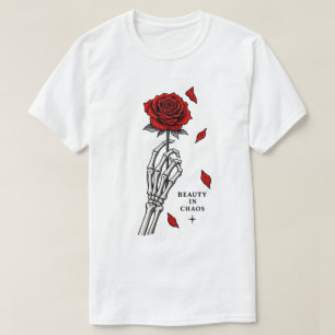 Schönheit in chaotischer gotischer Rosenkunst T-Shirt