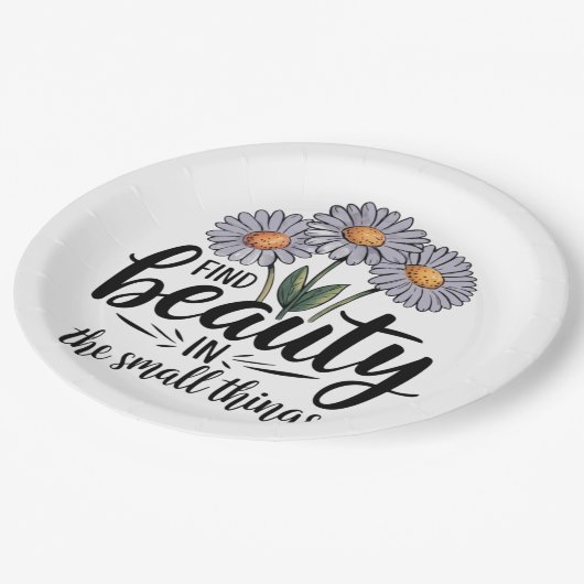 Schönheit in kleinen Dingen finden Pappteller (Schrägansicht)
