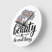 Schönheit in kleinen Dingen finden Runde Wanduhr (Winkel)