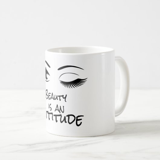 Schönheit ist ein trinkender Becher der Haltung Kaffeetasse (VorderseiteRechts)