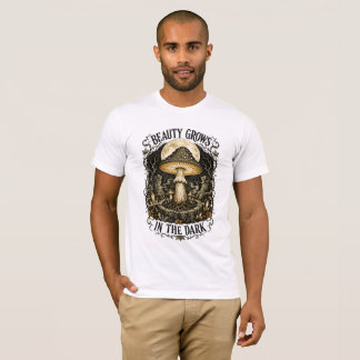 Schönheit wächst in der dunklen Vintage-Pilz T-Shirt