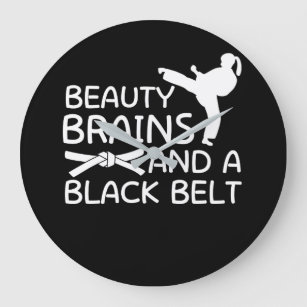 Schönheitsgehirne und Black Belt Karate Girl Große Wanduhr