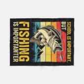 School Is Imrtant But Fishing Is Imrtanter Fish B Fleecedecke (Vorderseite (Horizontal))