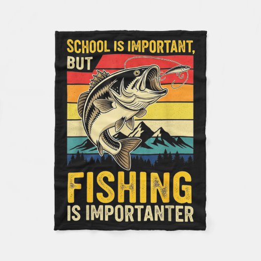 School Is Imrtant But Fishing Is Imrtanter Fish B Fleecedecke (Vorderseite)