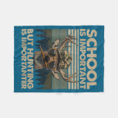 School Is Imrtant But Hunting Is Imrtanter Deer Hu Fleecedecke (Vorderseite (Horizontal))