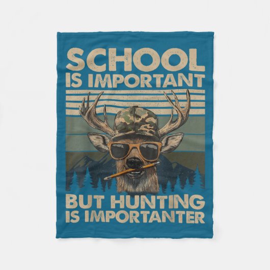 School Is Imrtant But Hunting Is Imrtanter Deer Hu Fleecedecke (Vorderseite)