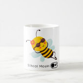 "School Mode: OFF - Chillin' Bee" Kaffeetasse (Mittel)