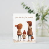 Schoolboy hält Hände bei seiner Mutter und seinem Postkarte (Stehend Vorderseite)