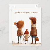 Schoolboy hält Hände bei seiner Mutter und seinem Postkarte (Vorne/Hinten)