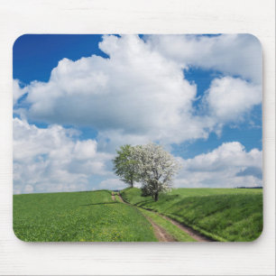 Schotterstraße und Apfelbäume Mousepad