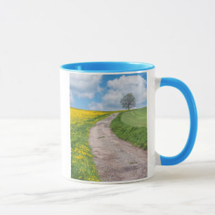 Schotterstraße und Baum Tasse