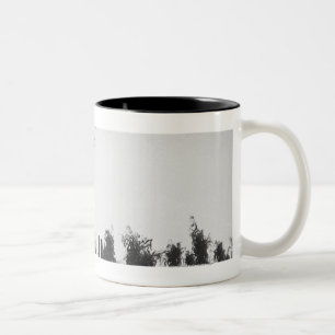 Schotterweg durch Feld B&W Zweifarbige Tasse