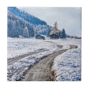 Schotterweg im Schnee-Boden, europäische Alpen Fliese