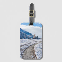 Schotterweg im Schnee-Boden, europäische Alpen