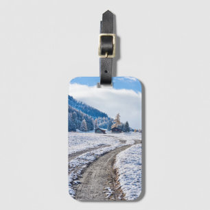 Schotterweg im Schnee-Boden, europäische Alpen Gepäckanhänger
