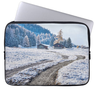 Schotterweg im Schnee-Boden, europäische Alpen Laptopschutzhülle