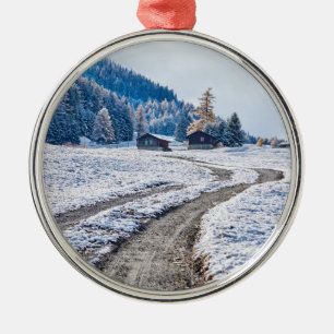 Schotterweg im Schnee-Boden, europäische Alpen Ornament Aus Metall