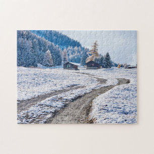 Schotterweg im Schnee-Boden, europäische Alpen Puzzle