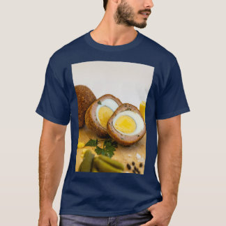 Schottische Eier auf Holzplatter T-Shirt