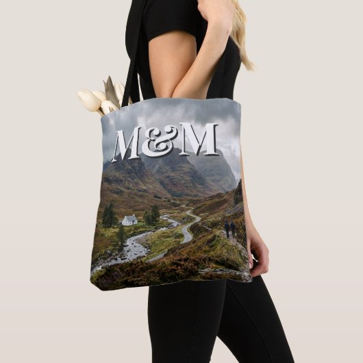 Schottische Highlands-Ästhetik, Monogramm Modern Tasche (Von Nahem)