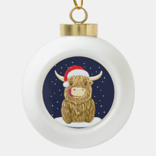Schottische Hochland-Kuh im Weihnachtsschnee Keramik Kugel-Ornament