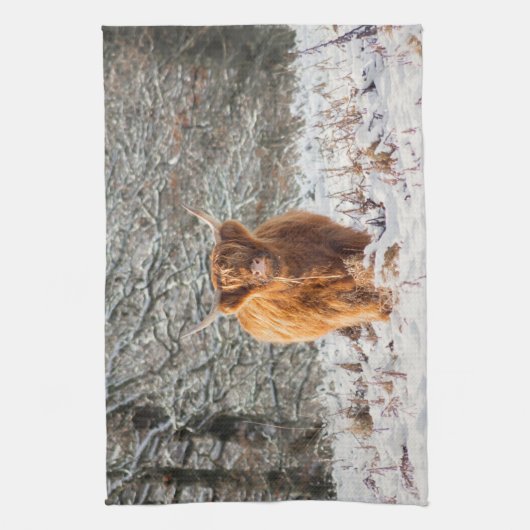 Schottische Hochlandkuh im Schnee Geschirrtuch (Vertikal)