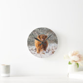 Schottische Hochlandkuh im Schnee Runde Wanduhr (Zuhause)