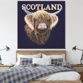 Schottische Hochlandkuh mit schottischem Slogan Leinwanddruck (Insitu (Schlafzimmer))