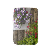 Schottische Hütte mit Petunien und Rose Badematte (Vorderseite Vertikal)
