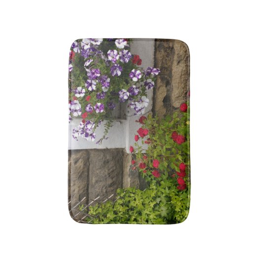 Schottische Hütte mit Petunien und Rose Badematte (Vorderseite Vertikal)