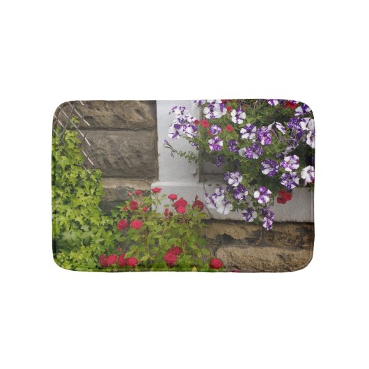 Schottische Hütte mit Petunien und Rose Badematte (Vorderseite)