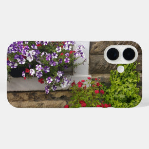 Schottische Hütte mit Petunien und Rose iPhone 16 Hülle